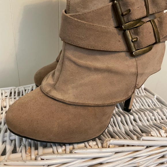 Tan heeled boots with buckles - Picture 8 of 8